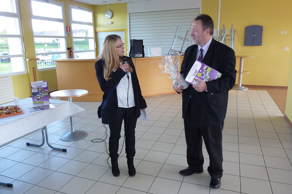 Frau Theune bedankt sich beim Schulleiter des Lycée Alain, Herr Matthieu, mit einer kleinen Aufmerksamkeit.