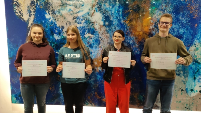 2025-09-26-DELF-Ueberreichung-Zertifikate-2